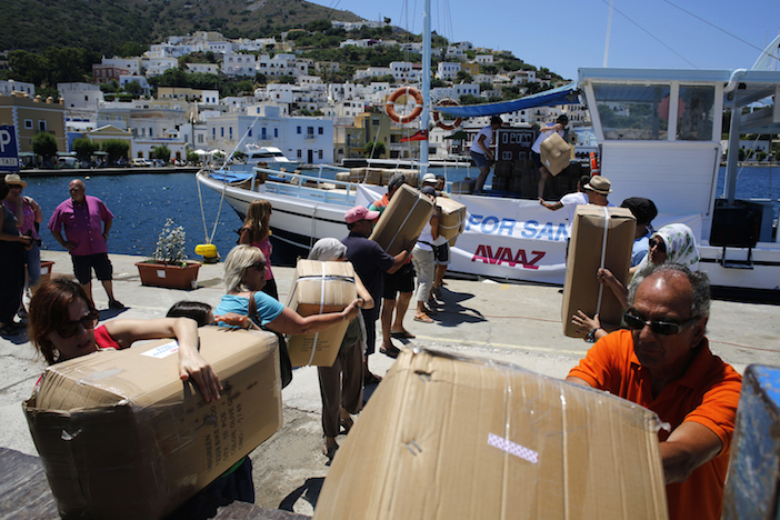 Offloading supplies at Leros island, Greece. Volunteers of the Leros Solidarity Network receive sleeping bags and other supplies from Avaaz members. Photo by Giorgos Moutafis / Avaaz
