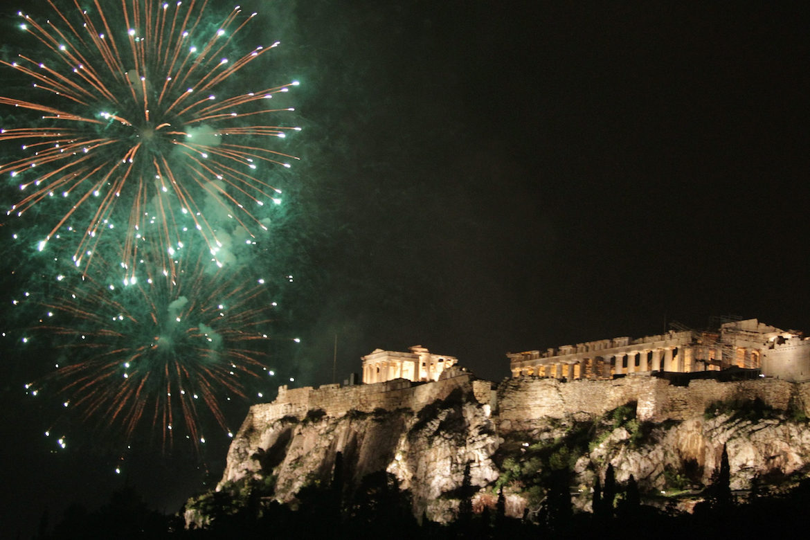 (Video) Athens Rings in New Year with Fireworks Above the Parthenon
