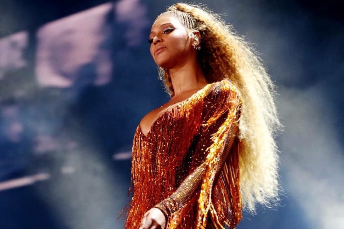 Beyoncé Goes Head to Toe Greek at Chicago Concert - The Pappas Post