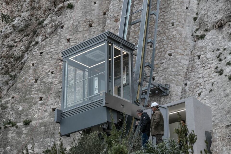 Vertical lift Acropolis