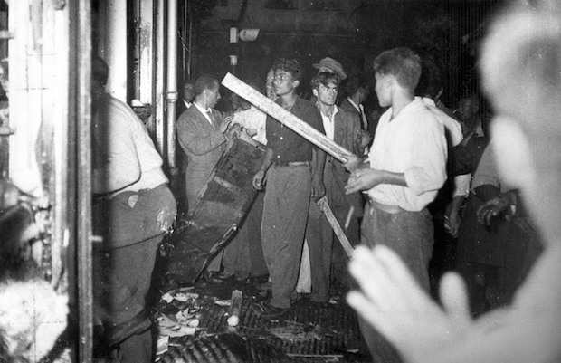 Shocking Images of Infamous 1955 Anti-Greek Riots in Istanbul - The ...